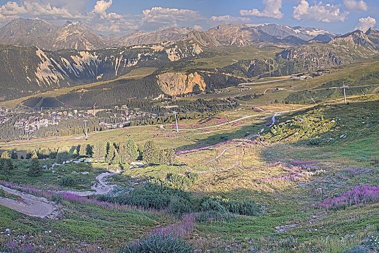 Birds-eye webcam view of conditions on the pistes above Courchevel 1650. The top station of the Ariondaz cable car is visible on the left-hand side of the shot.