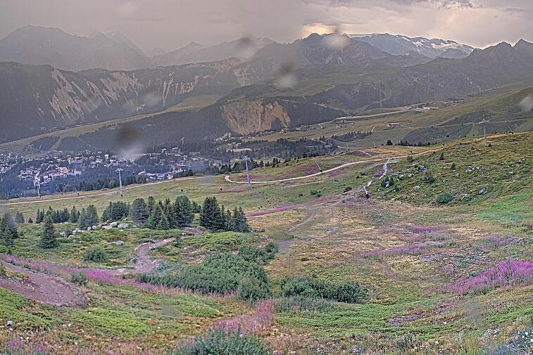 Birds-eye webcam view of conditions on the pistes above Courchevel 1650. The top station of the Ariondaz cable car is visible on the left-hand side of the shot.