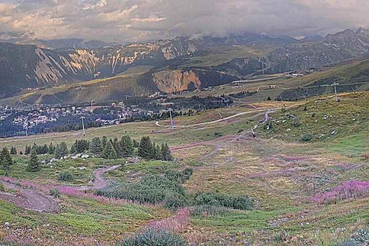 Birds-eye webcam view of conditions on the pistes above Courchevel 1650. The top station of the Ariondaz cable car is visible on the left-hand side of the shot.