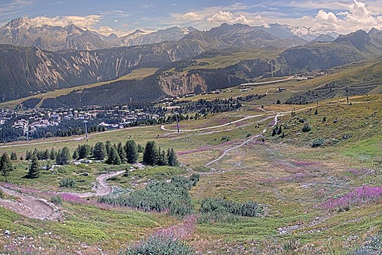 Birds-eye webcam view of conditions on the pistes above Courchevel 1650. The top station of the Ariondaz cable car is visible on the left-hand side of the shot.