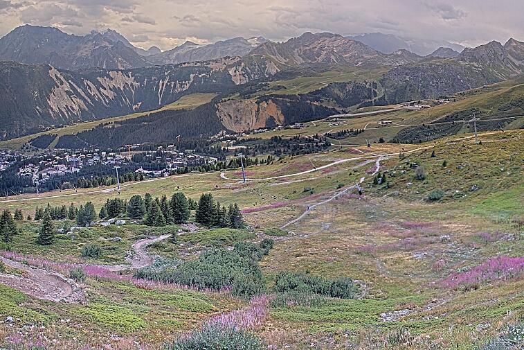 Birds-eye webcam view of conditions on the pistes above Courchevel 1650. The top station of the Ariondaz cable car is visible on the left-hand side of the shot.