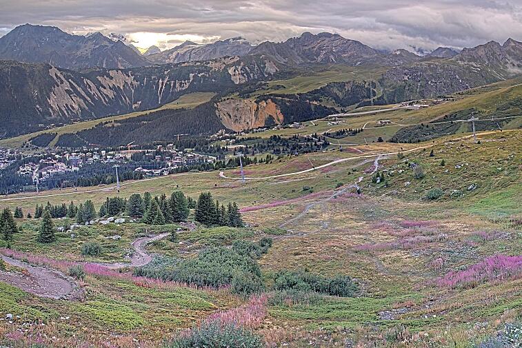 Birds-eye webcam view of conditions on the pistes above Courchevel 1650. The top station of the Ariondaz cable car is visible on the left-hand side of the shot.