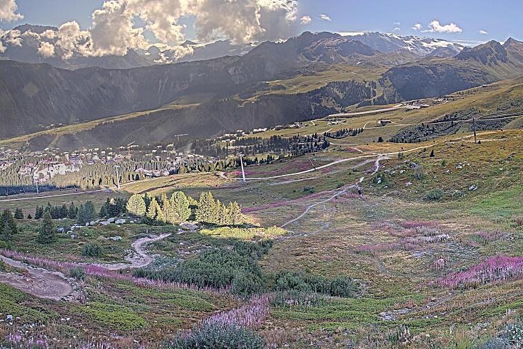 Birds-eye webcam view of conditions on the pistes above Courchevel 1650. The top station of the Ariondaz cable car is visible on the left-hand side of the shot.