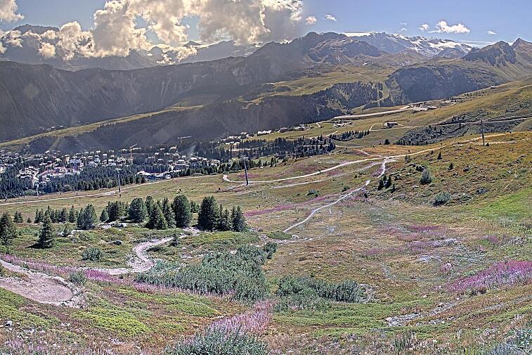 Birds-eye webcam view of conditions on the pistes above Courchevel 1650. The top station of the Ariondaz cable car is visible on the left-hand side of the shot.