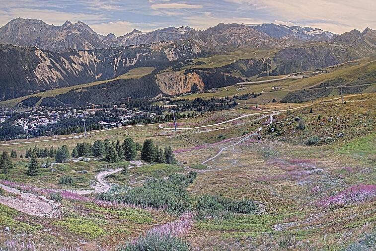 Birds-eye webcam view of conditions on the pistes above Courchevel 1650. The top station of the Ariondaz cable car is visible on the left-hand side of the shot.