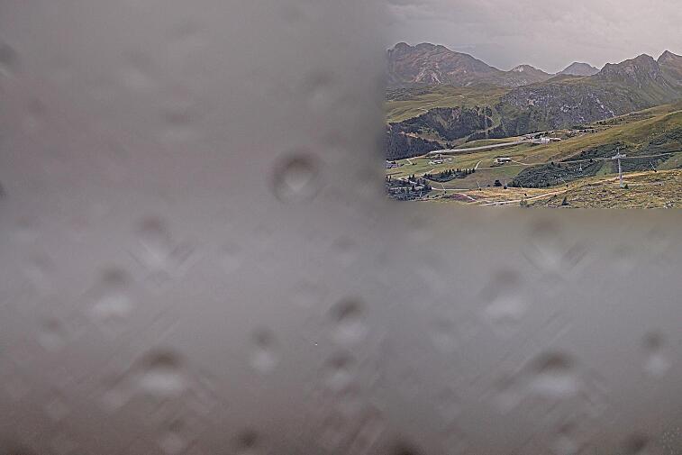 Birds-eye webcam view of conditions on the pistes above Courchevel 1650. The top station of the Ariondaz cable car is visible on the left-hand side of the shot.