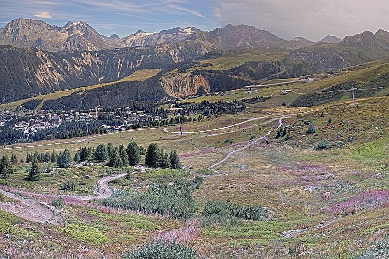 Birds-eye webcam view of conditions on the pistes above Courchevel 1650. The top station of the Ariondaz cable car is visible on the left-hand side of the shot.