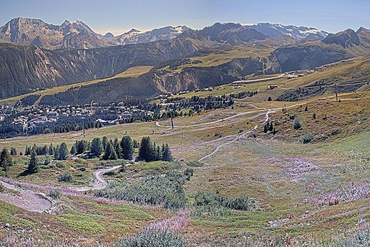 Birds-eye webcam view of conditions on the pistes above Courchevel 1650. The top station of the Ariondaz cable car is visible on the left-hand side of the shot.