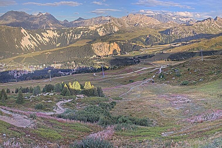 Birds-eye webcam view of conditions on the pistes above Courchevel 1650. The top station of the Ariondaz cable car is visible on the left-hand side of the shot.