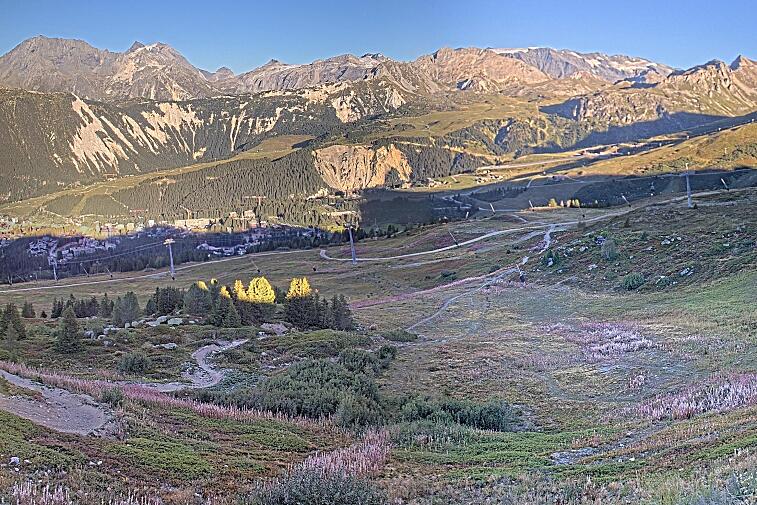 Birds-eye webcam view of conditions on the pistes above Courchevel 1650. The top station of the Ariondaz cable car is visible on the left-hand side of the shot.
