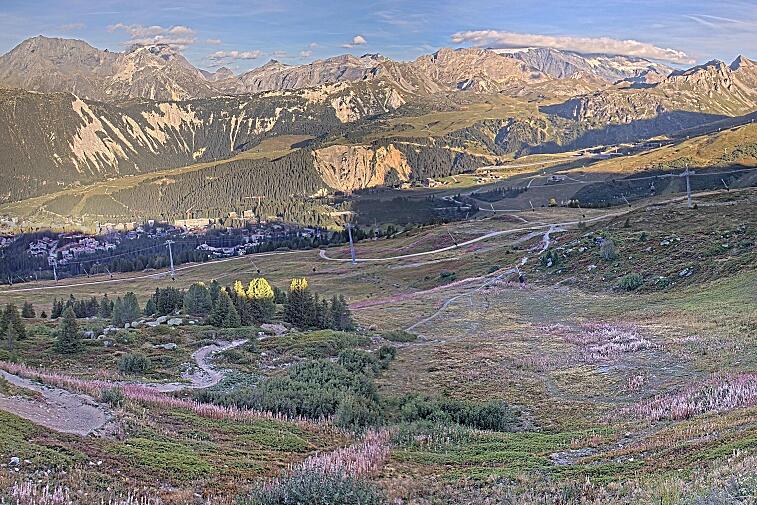 Birds-eye webcam view of conditions on the pistes above Courchevel 1650. The top station of the Ariondaz cable car is visible on the left-hand side of the shot.