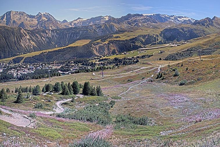 Birds-eye webcam view of conditions on the pistes above Courchevel 1650. The top station of the Ariondaz cable car is visible on the left-hand side of the shot.