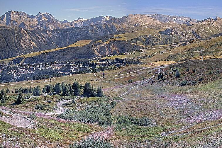 Birds-eye webcam view of conditions on the pistes above Courchevel 1650. The top station of the Ariondaz cable car is visible on the left-hand side of the shot.