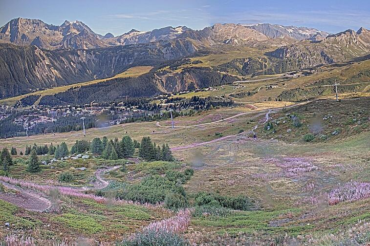 Birds-eye webcam view of conditions on the pistes above Courchevel 1650. The top station of the Ariondaz cable car is visible on the left-hand side of the shot.