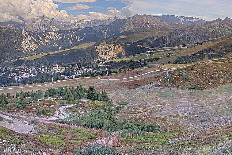 Birds-eye webcam view of conditions on the pistes above Courchevel 1650. The top station of the Ariondaz cable car is visible on the left-hand side of the shot.