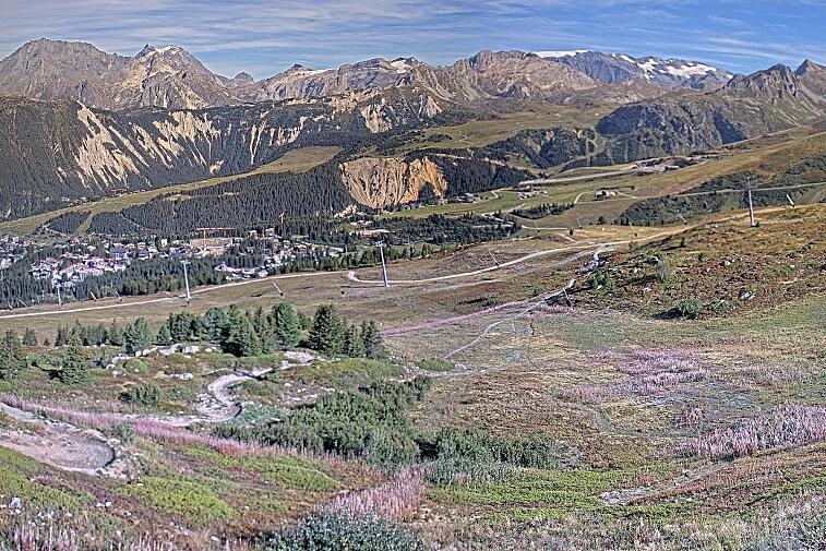 Birds-eye webcam view of conditions on the pistes above Courchevel 1650. The top station of the Ariondaz cable car is visible on the left-hand side of the shot.