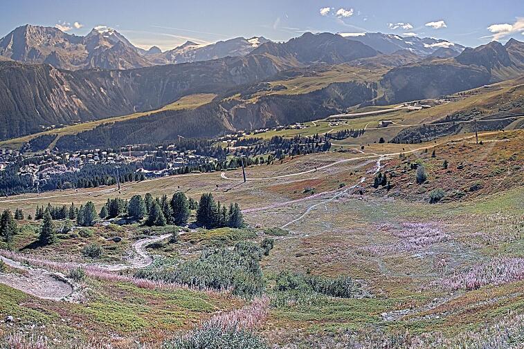 Birds-eye webcam view of conditions on the pistes above Courchevel 1650. The top station of the Ariondaz cable car is visible on the left-hand side of the shot.