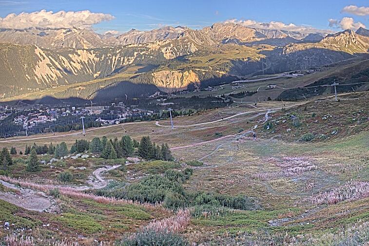 Birds-eye webcam view of conditions on the pistes above Courchevel 1650. The top station of the Ariondaz cable car is visible on the left-hand side of the shot.