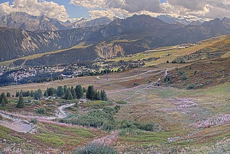 Birds-eye webcam view of conditions on the pistes above Courchevel 1650. The top station of the Ariondaz cable car is visible on the left-hand side of the shot.