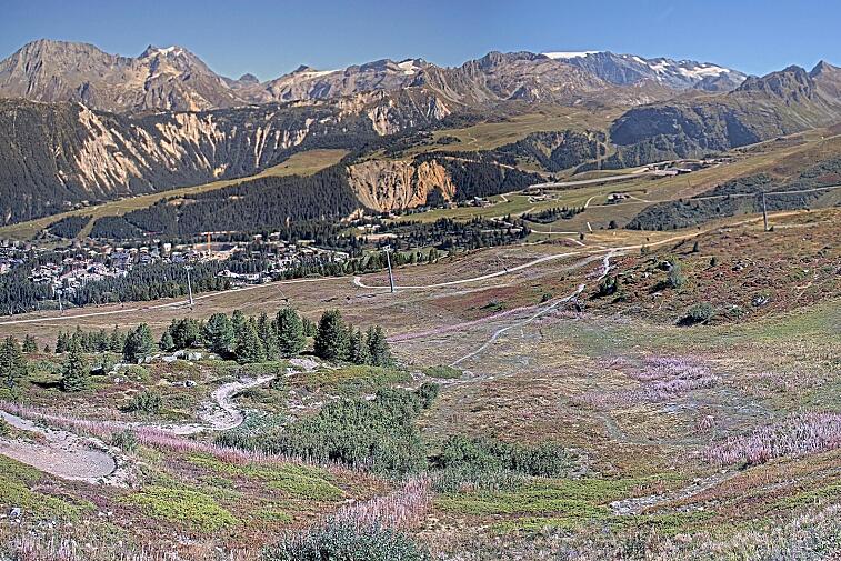 Birds-eye webcam view of conditions on the pistes above Courchevel 1650. The top station of the Ariondaz cable car is visible on the left-hand side of the shot.