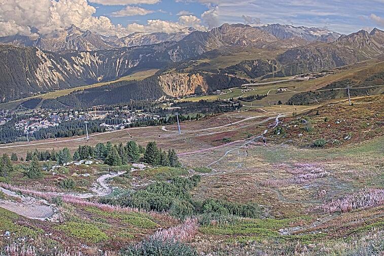 Birds-eye webcam view of conditions on the pistes above Courchevel 1650. The top station of the Ariondaz cable car is visible on the left-hand side of the shot.
