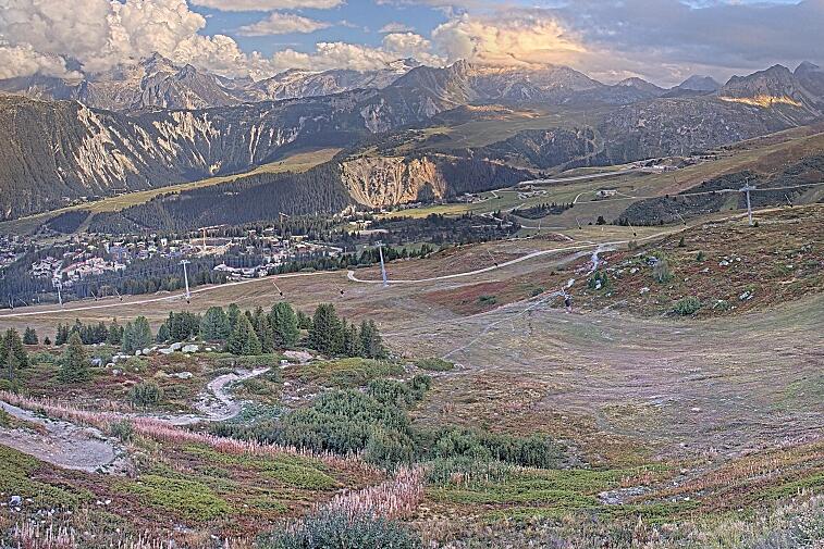 Birds-eye webcam view of conditions on the pistes above Courchevel 1650. The top station of the Ariondaz cable car is visible on the left-hand side of the shot.