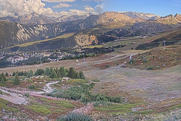 Birds-eye webcam view of conditions on the pistes above Courchevel 1650. The top station of the Ariondaz cable car is visible on the left-hand side of the shot.