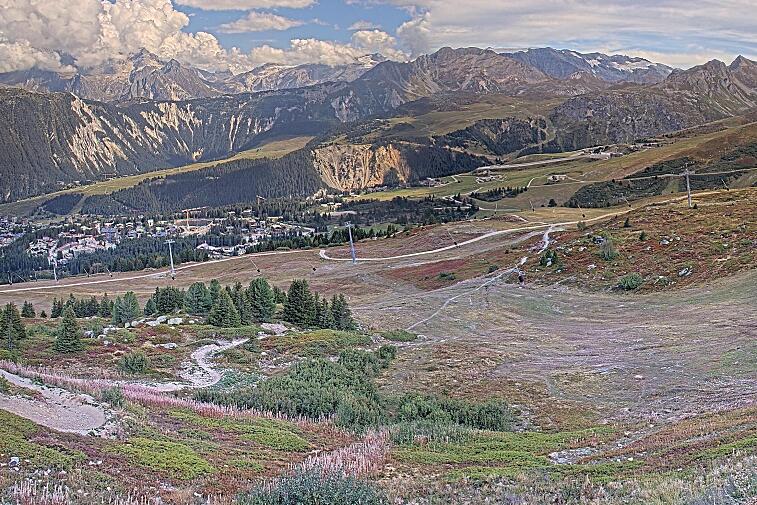 Birds-eye webcam view of conditions on the pistes above Courchevel 1650. The top station of the Ariondaz cable car is visible on the left-hand side of the shot.