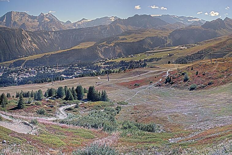 Birds-eye webcam view of conditions on the pistes above Courchevel 1650. The top station of the Ariondaz cable car is visible on the left-hand side of the shot.