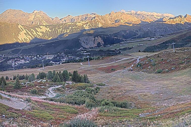 Birds-eye webcam view of conditions on the pistes above Courchevel 1650. The top station of the Ariondaz cable car is visible on the left-hand side of the shot.