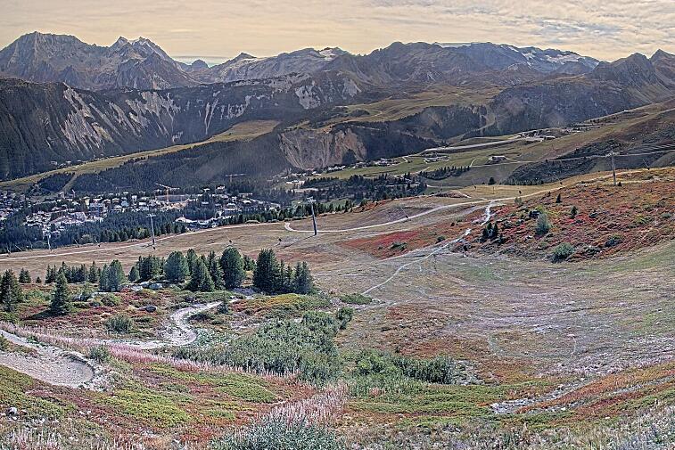 Birds-eye webcam view of conditions on the pistes above Courchevel 1650. The top station of the Ariondaz cable car is visible on the left-hand side of the shot.