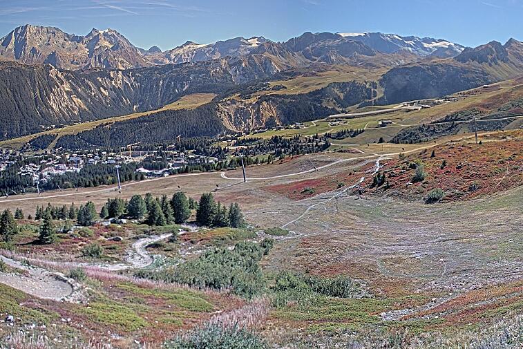 Birds-eye webcam view of conditions on the pistes above Courchevel 1650. The top station of the Ariondaz cable car is visible on the left-hand side of the shot.
