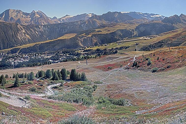 Birds-eye webcam view of conditions on the pistes above Courchevel 1650. The top station of the Ariondaz cable car is visible on the left-hand side of the shot.