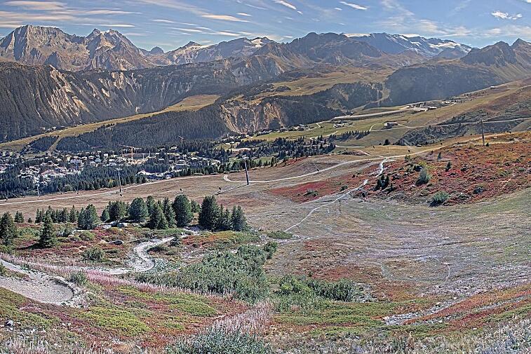 Birds-eye webcam view of conditions on the pistes above Courchevel 1650. The top station of the Ariondaz cable car is visible on the left-hand side of the shot.