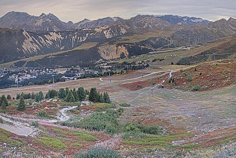 Birds-eye webcam view of conditions on the pistes above Courchevel 1650. The top station of the Ariondaz cable car is visible on the left-hand side of the shot.