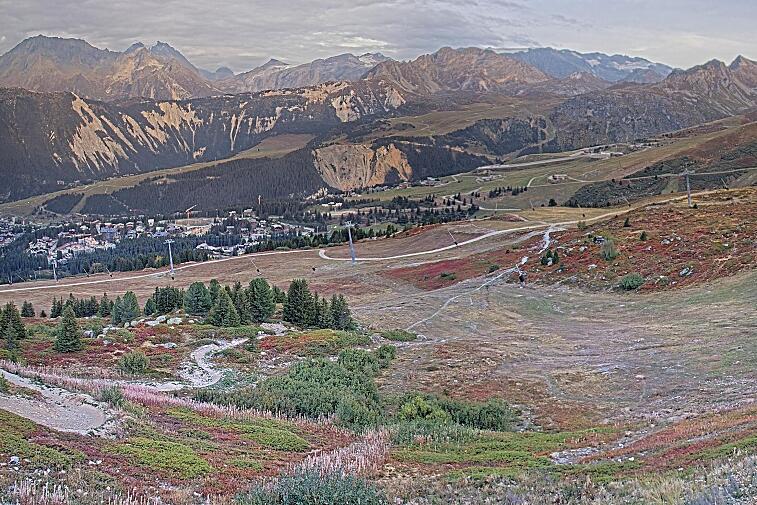 Birds-eye webcam view of conditions on the pistes above Courchevel 1650. The top station of the Ariondaz cable car is visible on the left-hand side of the shot.