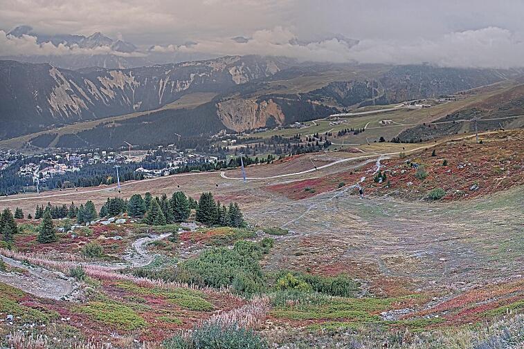 Birds-eye webcam view of conditions on the pistes above Courchevel 1650. The top station of the Ariondaz cable car is visible on the left-hand side of the shot.