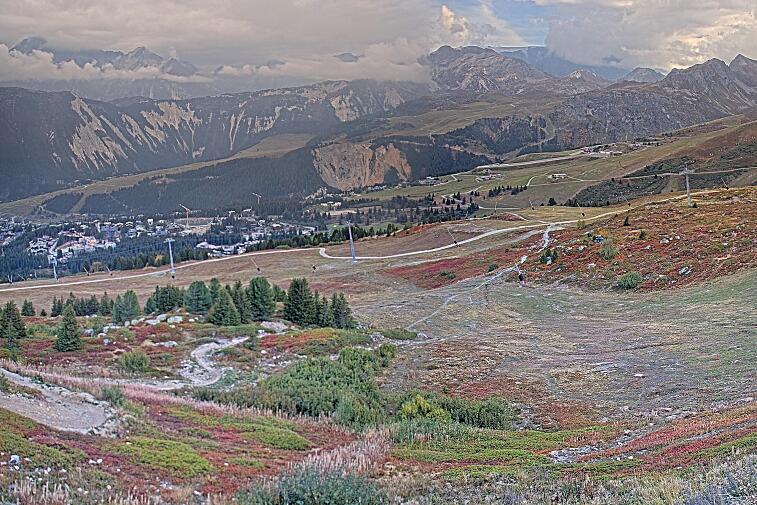 Birds-eye webcam view of conditions on the pistes above Courchevel 1650. The top station of the Ariondaz cable car is visible on the left-hand side of the shot.