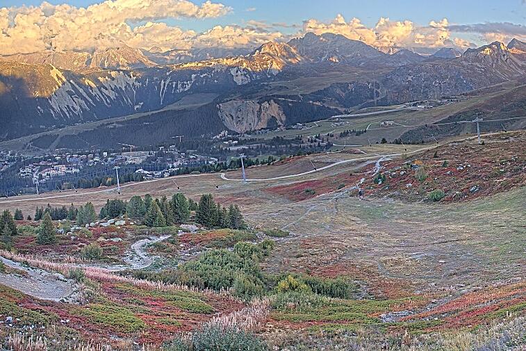Birds-eye webcam view of conditions on the pistes above Courchevel 1650. The top station of the Ariondaz cable car is visible on the left-hand side of the shot.
