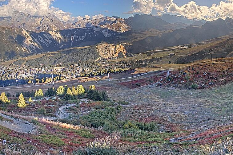 Birds-eye webcam view of conditions on the pistes above Courchevel 1650. The top station of the Ariondaz cable car is visible on the left-hand side of the shot.