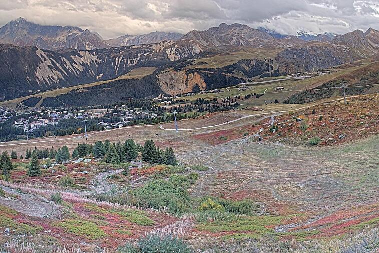 Birds-eye webcam view of conditions on the pistes above Courchevel 1650. The top station of the Ariondaz cable car is visible on the left-hand side of the shot.