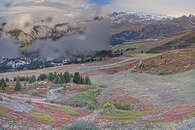 Birds-eye webcam view of conditions on the pistes above Courchevel 1650. The top station of the Ariondaz cable car is visible on the left-hand side of the shot.