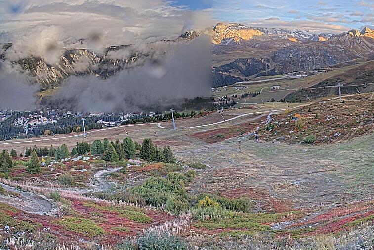 Birds-eye webcam view of conditions on the pistes above Courchevel 1650. The top station of the Ariondaz cable car is visible on the left-hand side of the shot.