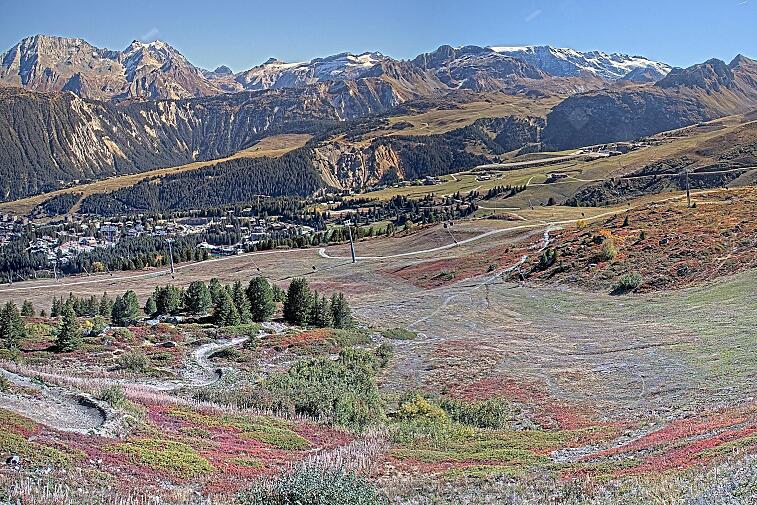 Birds-eye webcam view of conditions on the pistes above Courchevel 1650. The top station of the Ariondaz cable car is visible on the left-hand side of the shot.
