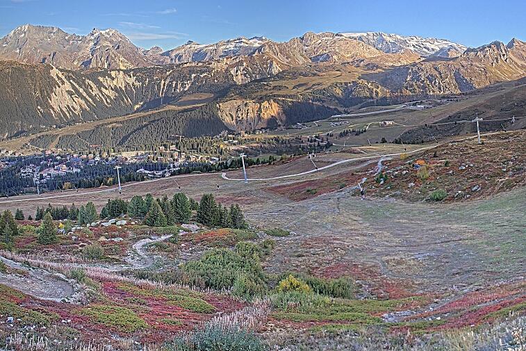 Birds-eye webcam view of conditions on the pistes above Courchevel 1650. The top station of the Ariondaz cable car is visible on the left-hand side of the shot.
