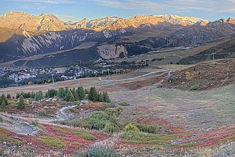 Birds-eye webcam view of conditions on the pistes above Courchevel 1650. The top station of the Ariondaz cable car is visible on the left-hand side of the shot.
