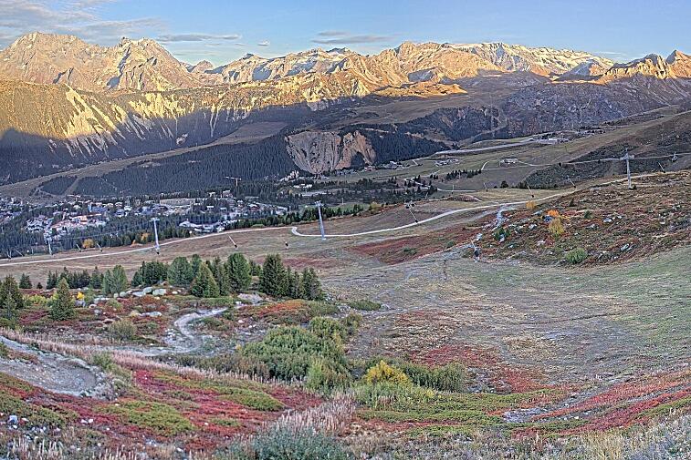 Birds-eye webcam view of conditions on the pistes above Courchevel 1650. The top station of the Ariondaz cable car is visible on the left-hand side of the shot.