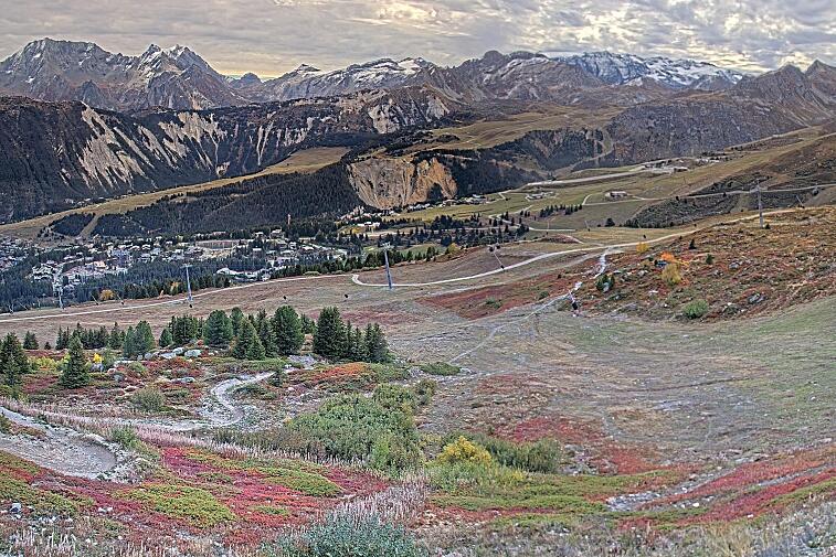 Birds-eye webcam view of conditions on the pistes above Courchevel 1650. The top station of the Ariondaz cable car is visible on the left-hand side of the shot.