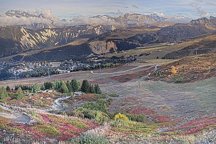 Birds-eye webcam view of conditions on the pistes above Courchevel 1650. The top station of the Ariondaz cable car is visible on the left-hand side of the shot.