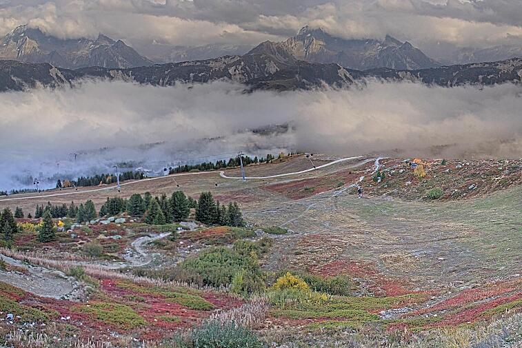 Birds-eye webcam view of conditions on the pistes above Courchevel 1650. The top station of the Ariondaz cable car is visible on the left-hand side of the shot.